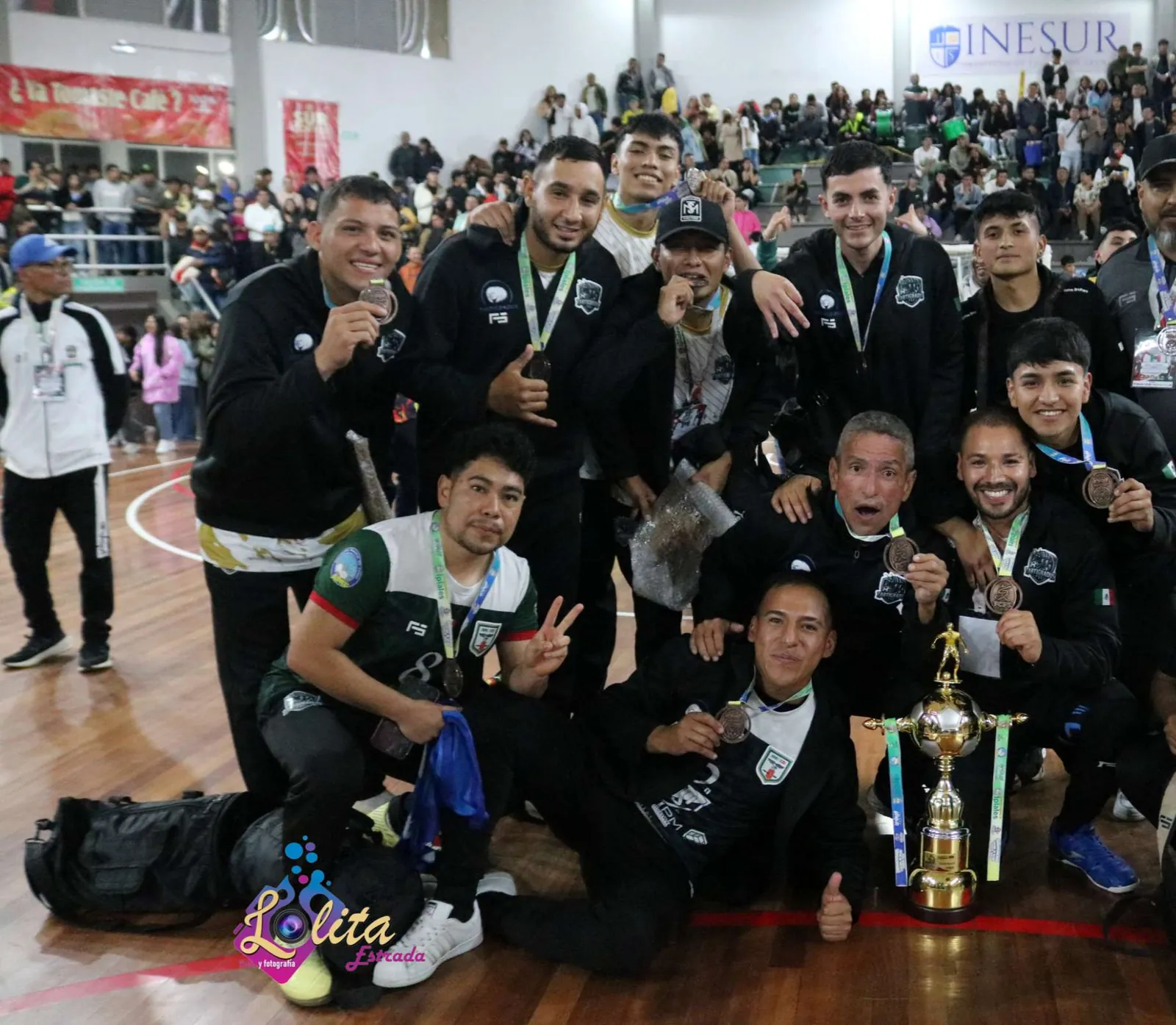 Festejo con medallas y trofeo