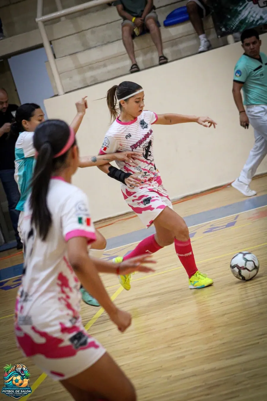 Jugadora del femenil conduce el balón