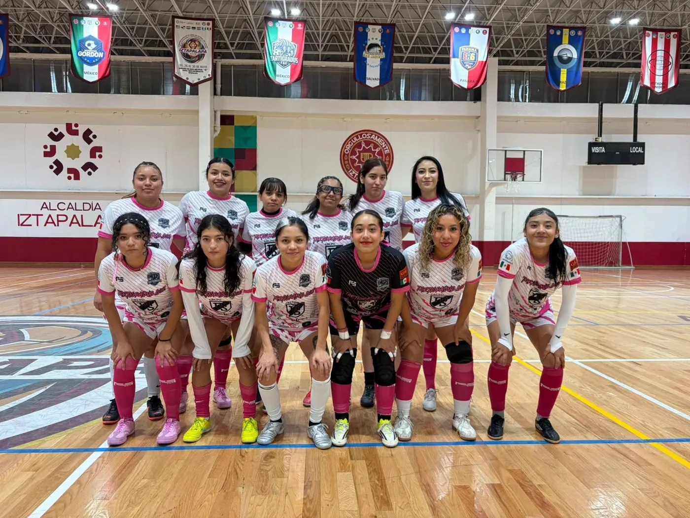 El equipo femenil de Tartígradus en el Gimnasio G2 de Iztapalapa