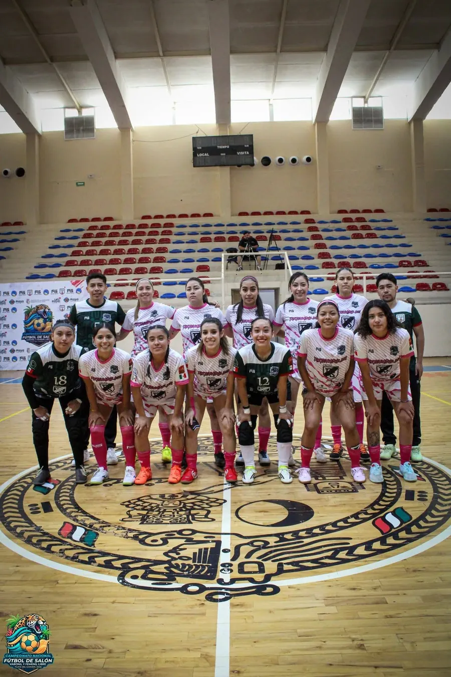 Equipo femenil en el Polifórum de Playa del Carmen