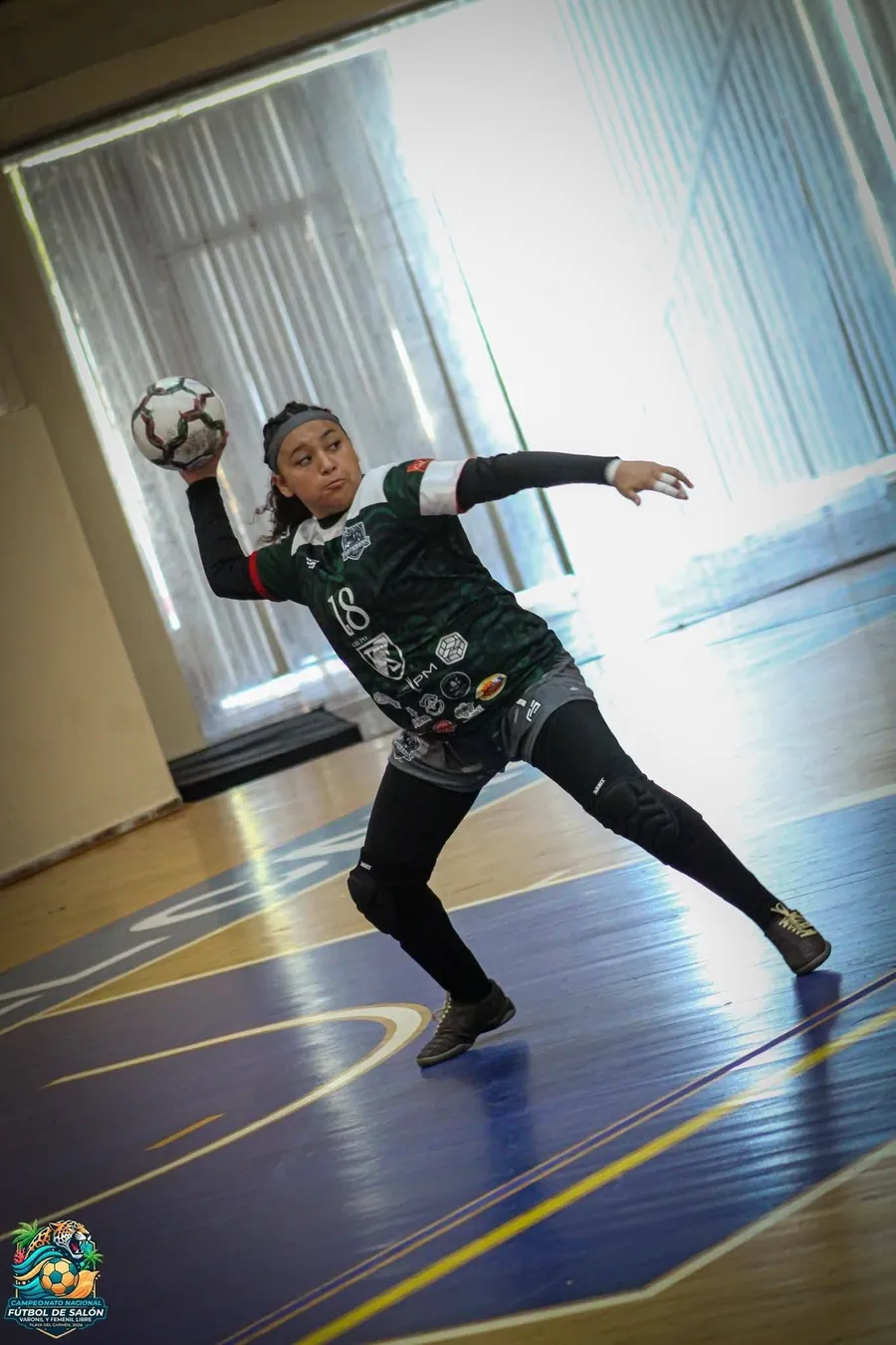Portera del femenil saca con la mano