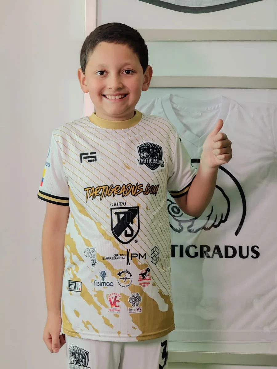 Niño de Tartígradus Kids con el uniforme del club