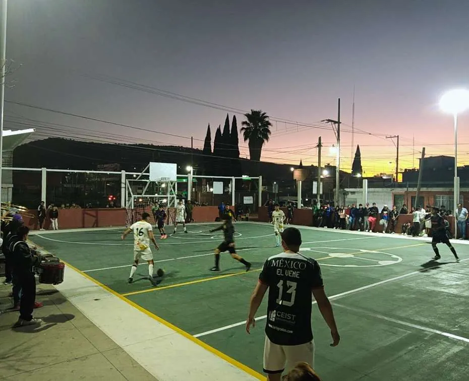 Partido nocturno en cancha abierta