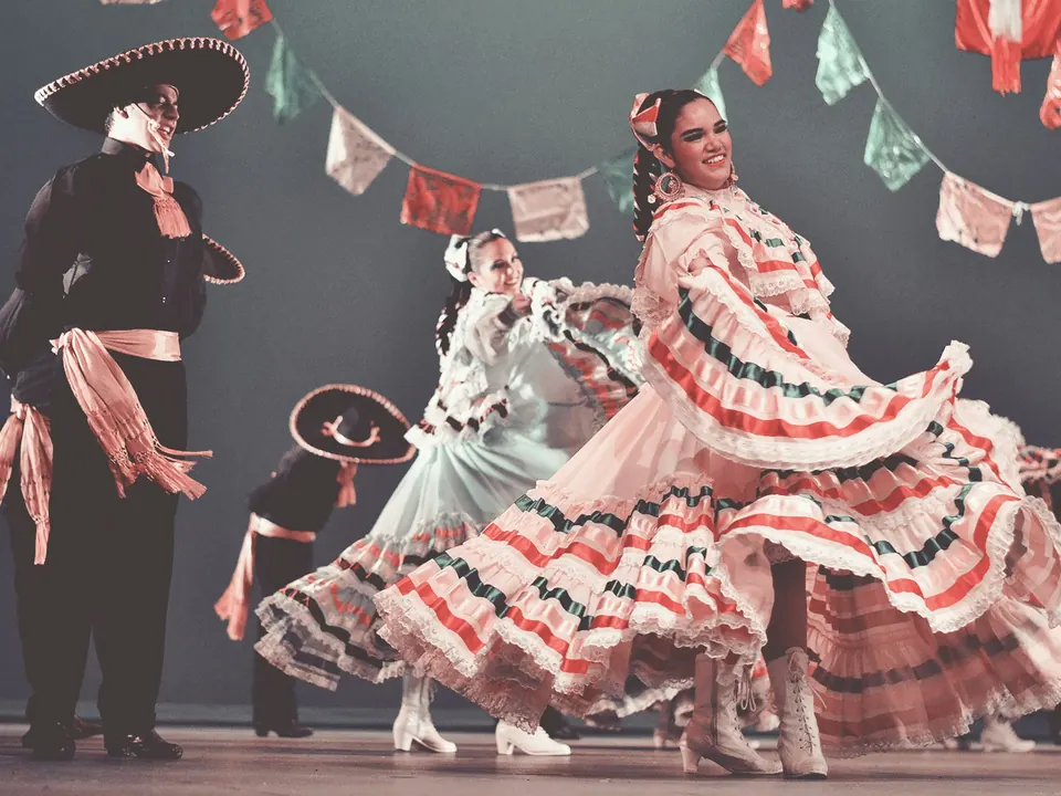 Ballet folclórico bailando en el escenario