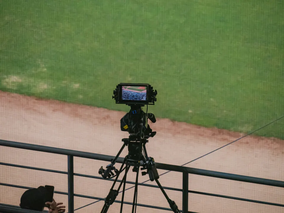 Cámara de video en tripié grabando un partido