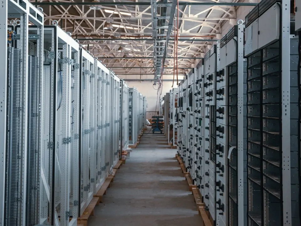 Pasillo de un centro de datos con racks de servidores