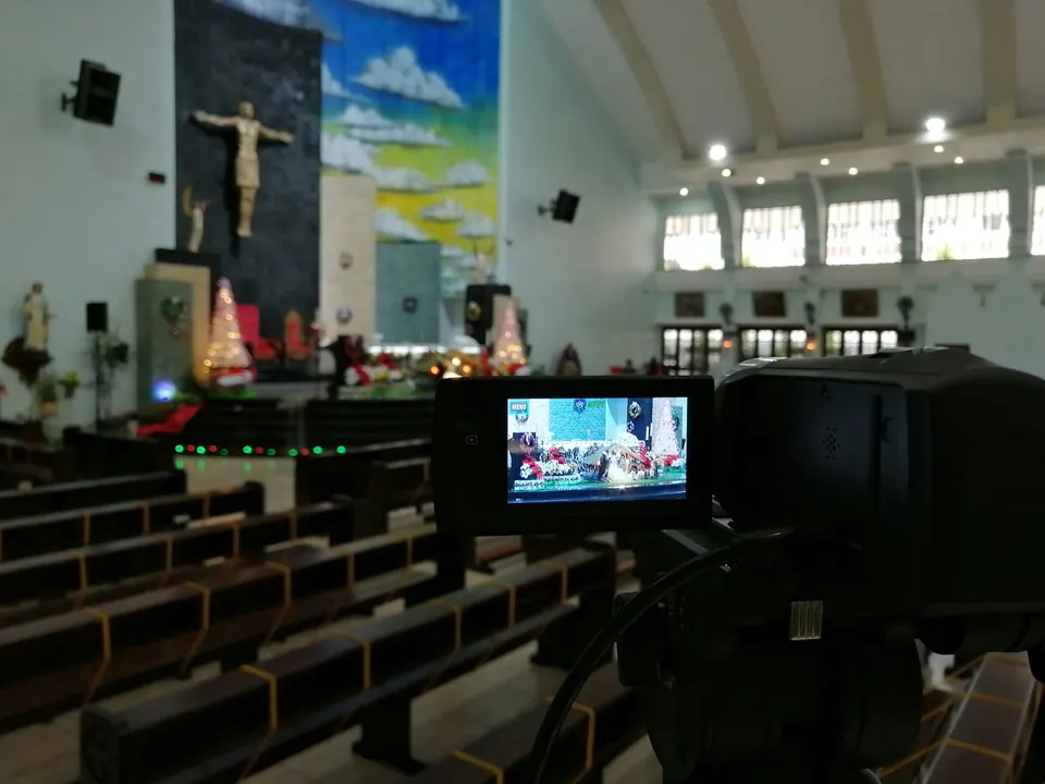 Cámara transmitiendo una misa desde el fondo de una iglesia